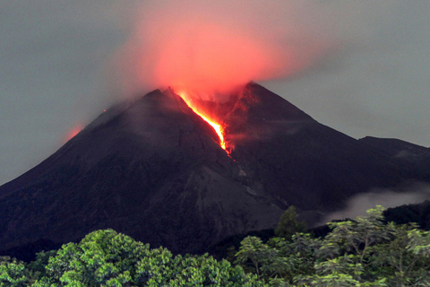 Yogyakarta: Borobudur Sunset and Mount Merapi Lava Tour