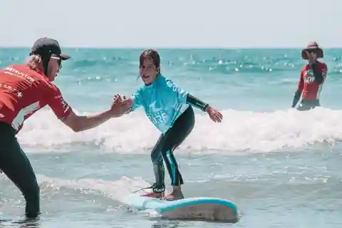 Tel Aviv: Clases profesionales de surf en el Beach Club TLV