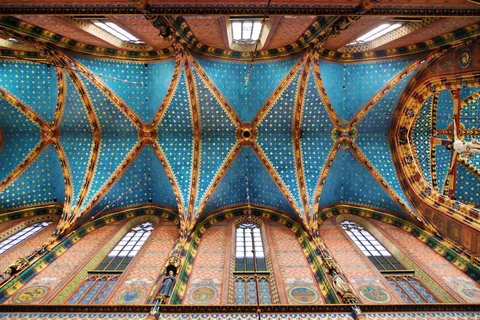 Krakovan vanhakaupunki, Pyhän Marian basilika ja Rynekin maanalainen metroasema.