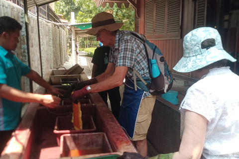 Jakarta: Guided City Tour with Batik Workshop & Entry Ticket