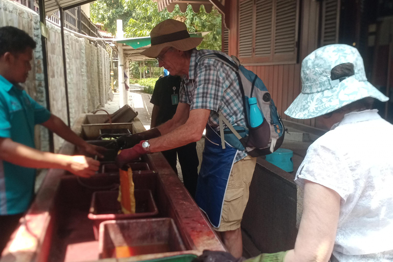 Jakarta: Guided City Tour with Batik Workshop & Entry Ticket