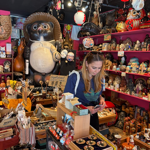 Osaka: Private Vintage Shopping Tour with Local Guide