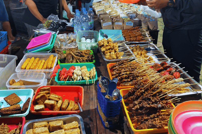 Yogyakarta: Tour serale a piedi e street foodYogyakarta: Tour a piedi notturno