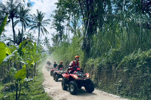 Ubud: Gorilla Face-quad, jungleschommel, waterval en maaltijdTandemrit met Bali Transfers