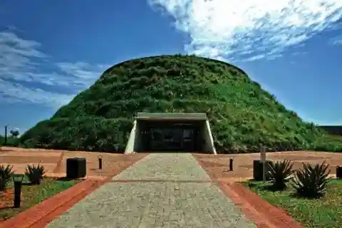Jhb:Cradle Of Humankind, Lion Park & Lesedi Cultural Village