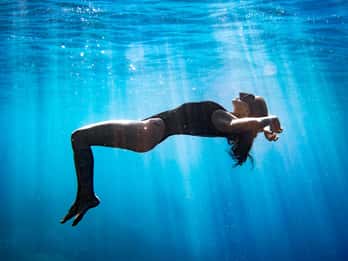 Sesión fotográfica profesional bajo el agua en Radazul.
