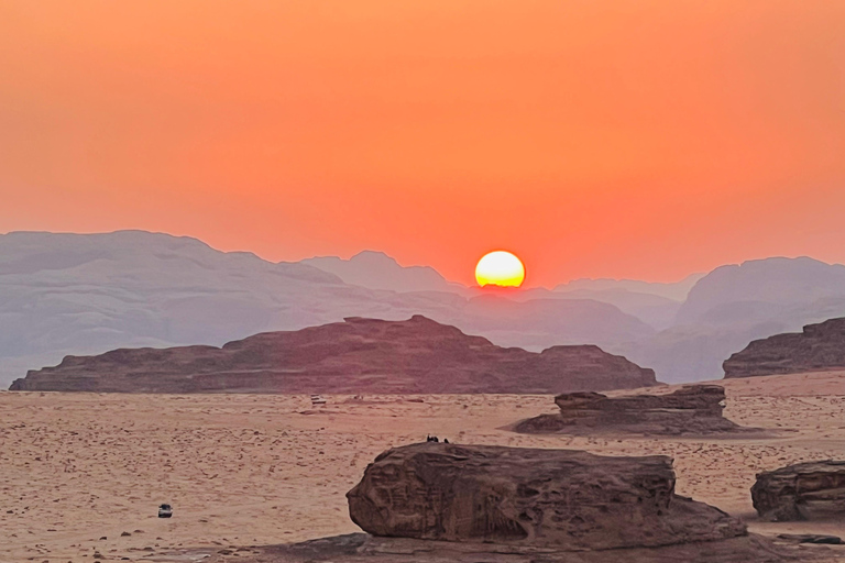 Wadi Rum: pustynna przygoda samochodem terenowym z lunchem i herbatąCałodniowa wycieczka jeepem z obiadem – 9 godzin