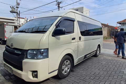 Yogyakarta: alquiler de coche privado con conductor en inglés en furgoneta