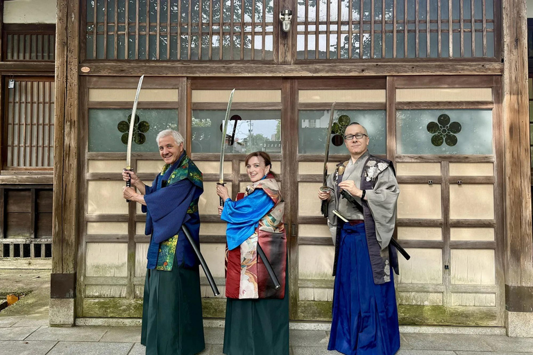 Kanazawa: Samurai Swordsmanship Lesson at a rented temple