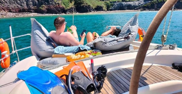 Ponta Delgada: Private Segelbootstour mit Getränken und Snacks