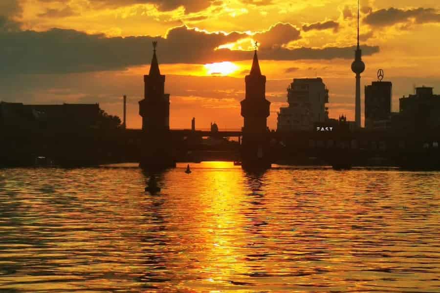 Berlin Schiffsrundfahrt | Sunset Tour mit Solarschiff | Sightseeing Spree