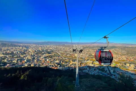 Tbilisi: Tour guidato della città nuova con giro in funivia di Mtatsminda