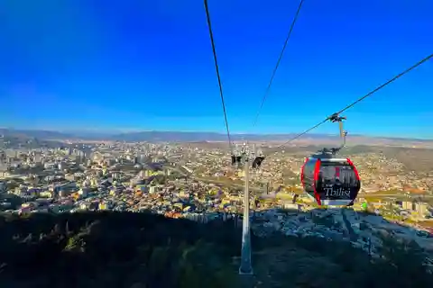 Tbilisi: Tour guidato della città nuova con giro in funivia di Mtatsminda