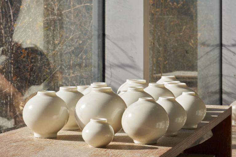 Seoul: Korean Moon Jar Pottery Workshop with Tea & Music