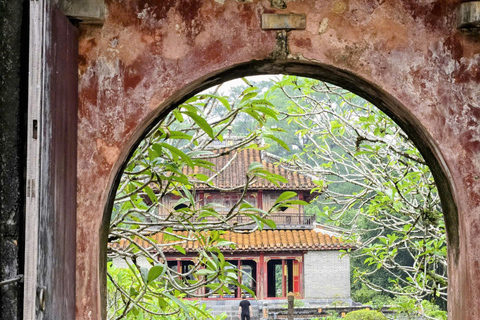 Hue boat trip: Perfume River cruise with customizable route Dragon Boat trip to/from Thien Mu