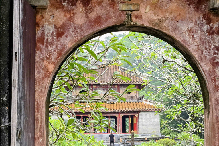 Hue boat trip: Perfume River cruise with customizable route Dragon Boat trip to/from Thien Mu