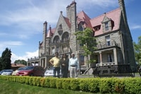 Visita Craigdarroch Castello e Butchart Giardino Privato - Hizvo