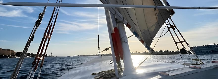Louxor : Excursion privée en felouque sur le Nil au coucher du soleil
