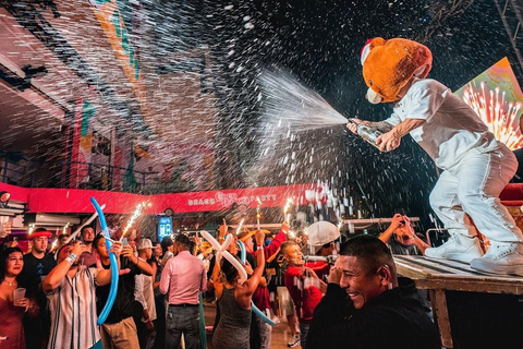 Cancún: Coco Bongo Fiesta de Año Nuevo en la Playa con Barra Libre y Comida