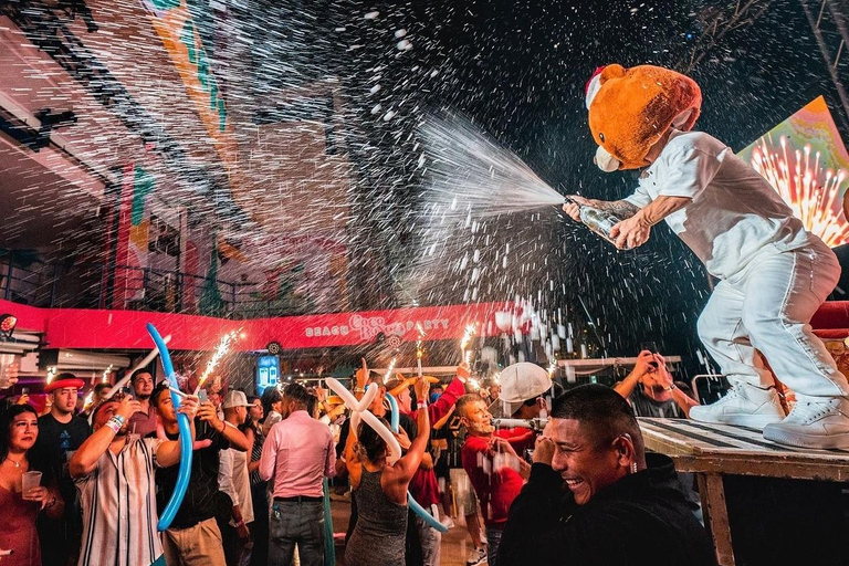 Cancún: Coco Bongo Fiesta de Año Nuevo en la Playa con Barra Libre y Comida