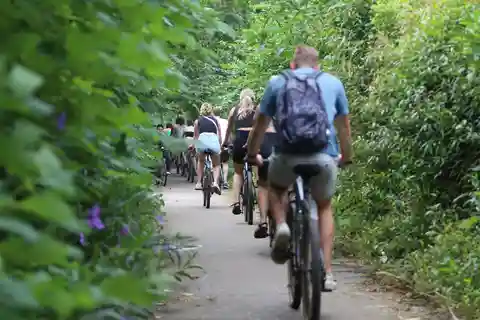 Hanoi: Bike Tour Through Hidden Gems and Banana Island