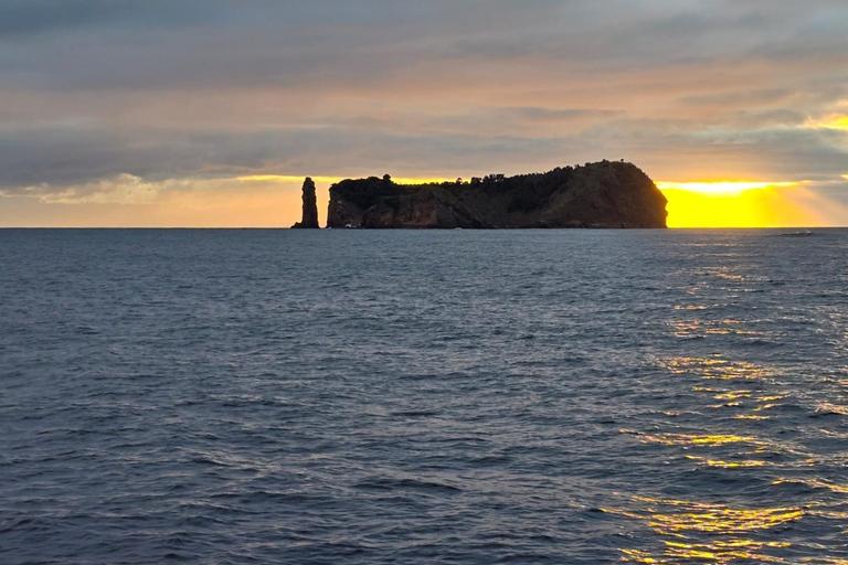 Vila Franca do Campo: Sunset Boat Tour with Drink and Cake