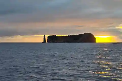Vila Franca do Campo: Bootsfahrt bei Sonnenuntergang mit Getränk und Kuchen
