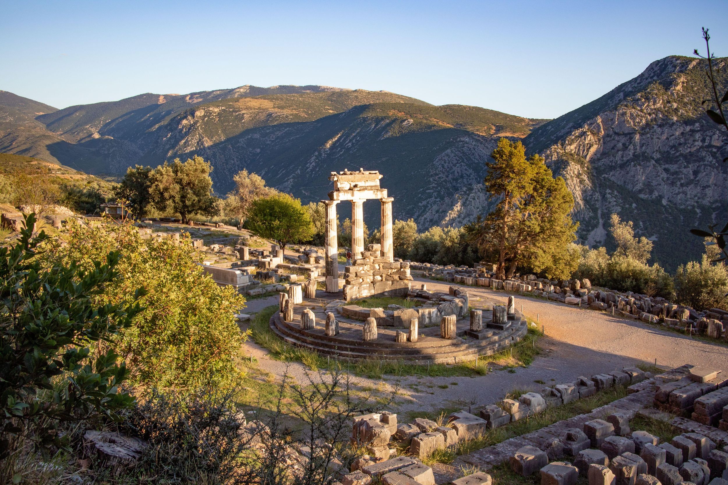 Von Athen: Tagestour zu den antiken Wundern von Delphi