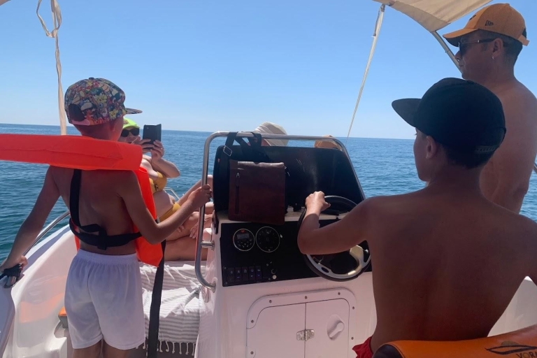 Málaga: capitanea un barco por la costa de MálagaAlquiler de barco MEDIO DIA