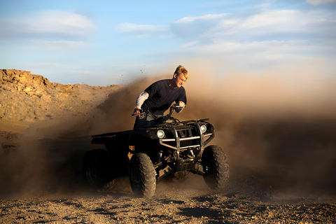 Marrakech: Giro nel deserto di Agafay in quad e cammello con cena spettacolo