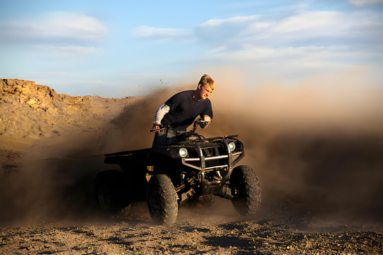 Marrakech: Giro nel deserto di Agafay in quad e cammello con cena spettacolo