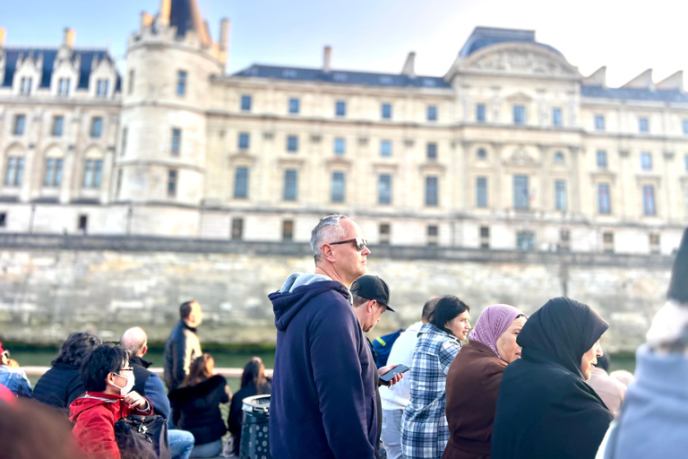 Paris: Day or Evening River Cruise with Musical Ambiance Paris: Evening River Cruise with Musical Ambiance & Postcard