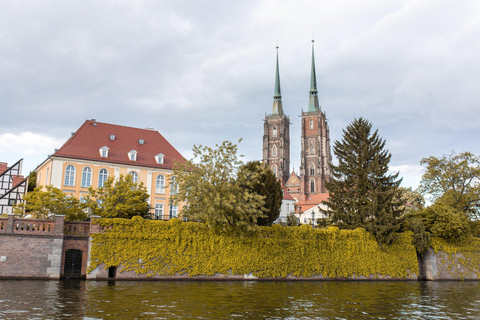 Wroclaw: Sunset Catamaran Cruise with Drink and Music