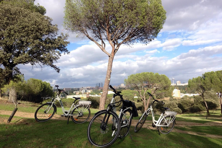 Passeio de bicicleta elétrica pela margem do rio de Madri e Casa de Campo