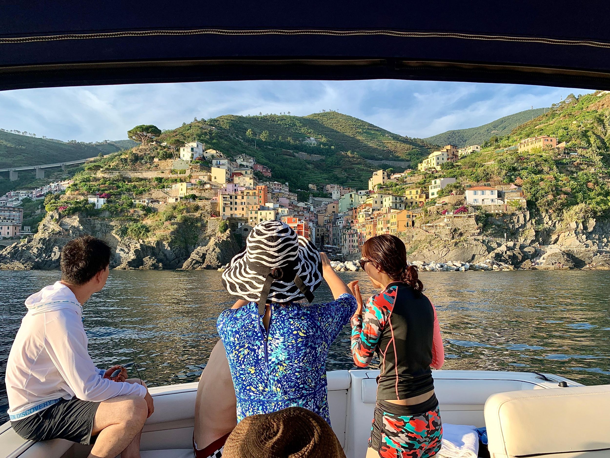 Unsere Bootstour durch die Cinque Terre mit Getränken und Pesto-Verkostung