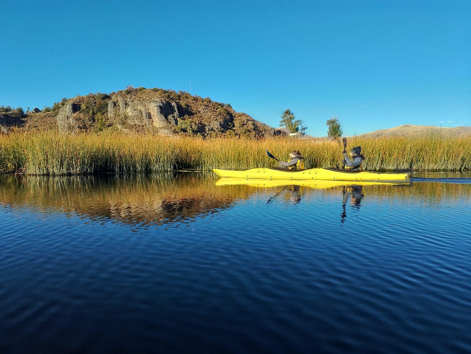 Puno - Die schwimmende Insel der Uros mit dem Kajak