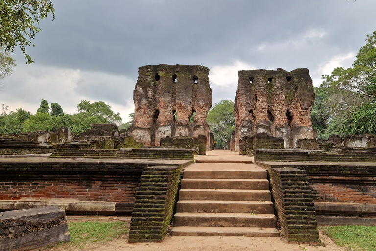 Polonnaruwa Day Trip with Lunch and Hotel Pickup