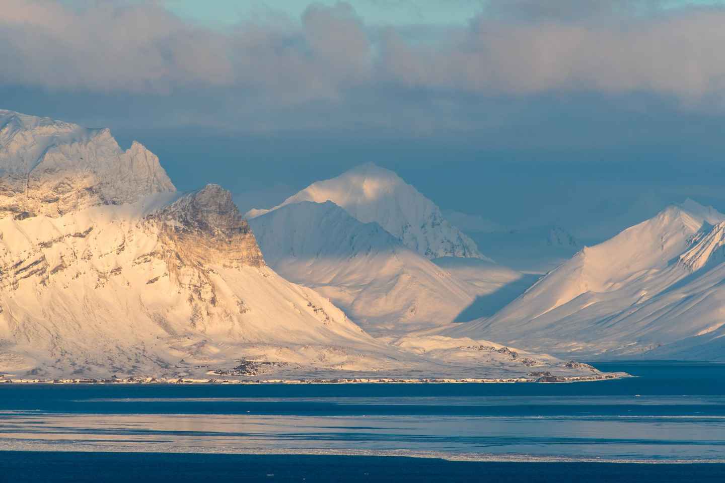 Longyearbyen: Snowmobile Tour to Barentsburg with Lunch