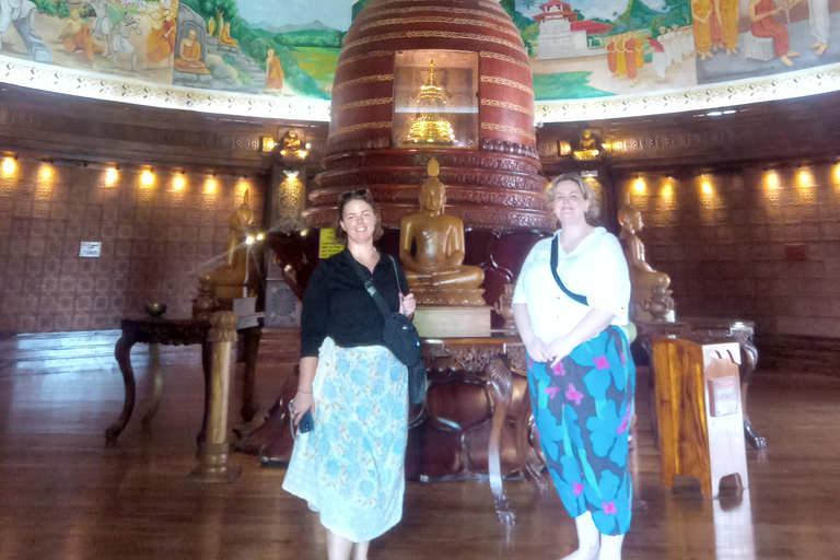 The Best Kandy Tuk-Tuk city Tour with a Professional Guide