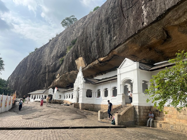 Sigiriya: Kandy Transfer with Dambulla Cave Temple Stop