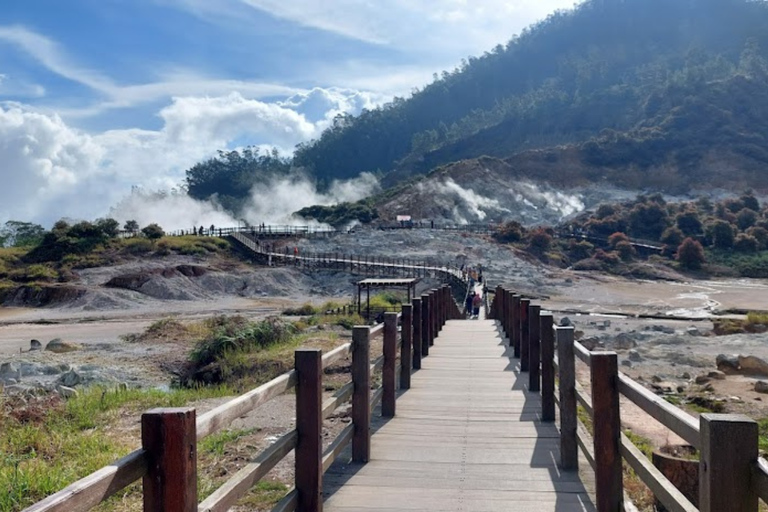 Yogyakarta: Menjer Lake Bamboo Boat Tour with Lunch