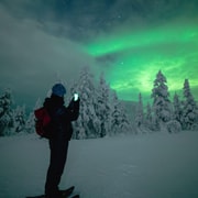 Randonnée nocturne en raquettes en Laponie
