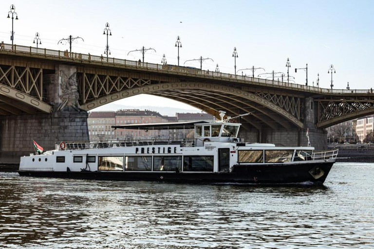 1-Hour Budapest Night Cruise with Unlimited Drinks