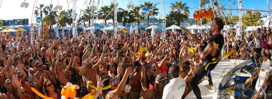 Croisière festive exclusive au coucher du soleil avec 3 boissons et 2 clubs