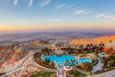 Dubaissa: Al Ain Cityn kokopäiväretki lounaalla.