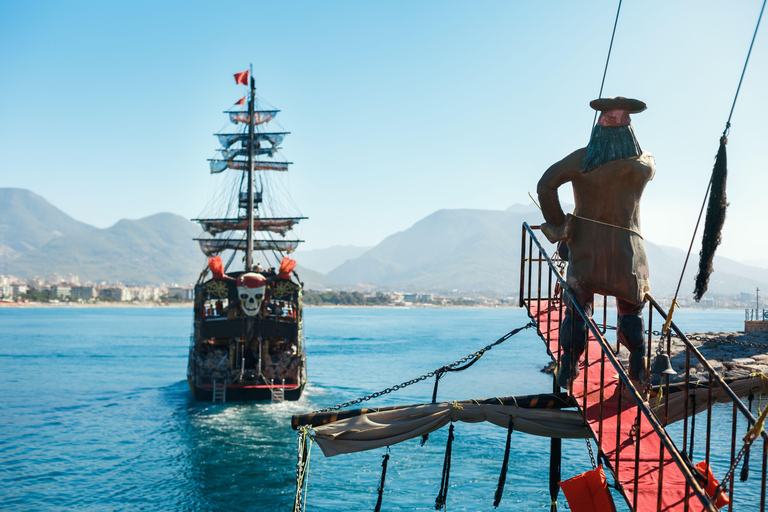 Alanya: Passeio de barco pirata com almoço e transfer do hotel