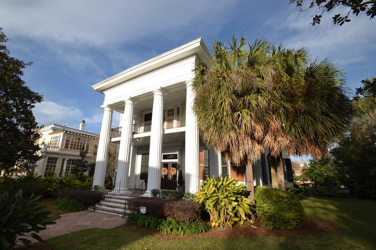 GARDEN DISTRICT / LAFAYETTE CEMETERY #1 TOUR