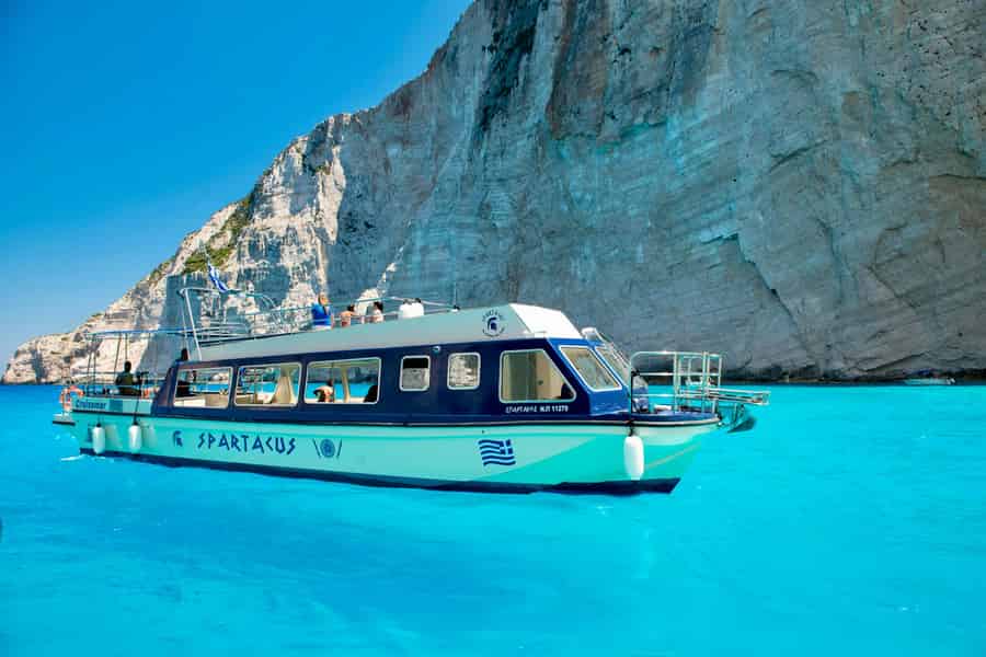 Zakynthos: Glasbodenboot nach Navagio, Höhlen & White Beach. Foto: GetYourGuide Zakynthos: Glasbodenboot nach Navagio, Höhlen & White Beach. Foto: GetYourGuide
