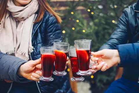 paseo invernal por el casco antiguo de Friburgo con vino caliente