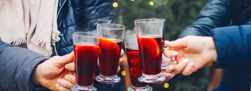Promenade hivernale dans la vieille ville de Fribourg avec du vin chaud
